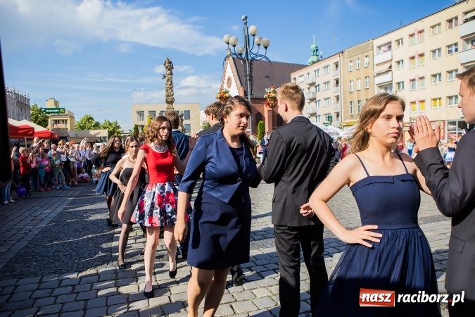 Zdjęcie w galerii na portalu naszraciborz.pl: Absolwenci Gimnazjum nr 2 zatańczyli poloneza na raciborskim rynku wiadomości z regionu
