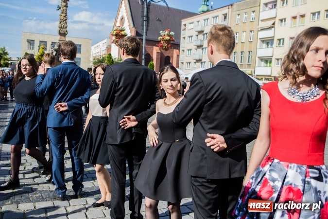 Zdjęcie w galerii na portalu naszraciborz.pl: Absolwenci Gimnazjum nr 2 zatańczyli poloneza na raciborskim rynku wiadomości z regionu