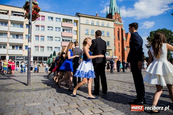 Zdjęcie w galerii na portalu naszraciborz.pl: Absolwenci Gimnazjum nr 2 zatańczyli poloneza na raciborskim rynku wiadomości z regionu
