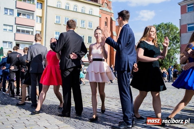 Zdjęcie w galerii na portalu naszraciborz.pl: Absolwenci Gimnazjum nr 2 zatańczyli poloneza na raciborskim rynku wiadomości z regionu