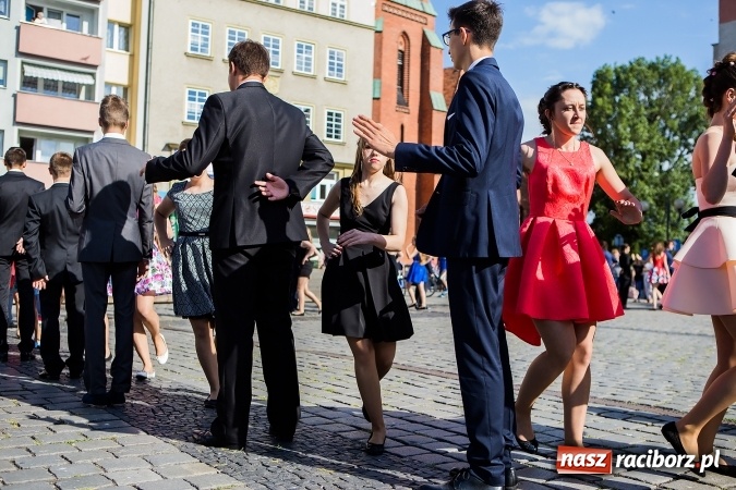 Zdjęcie w galerii na portalu naszraciborz.pl: Absolwenci Gimnazjum nr 2 zatańczyli poloneza na raciborskim rynku wiadomości z regionu