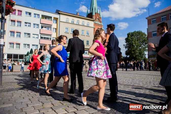 Zdjęcie w galerii na portalu naszraciborz.pl: Absolwenci Gimnazjum nr 2 zatańczyli poloneza na raciborskim rynku wiadomości z regionu