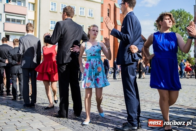 Zdjęcie w galerii na portalu naszraciborz.pl: Absolwenci Gimnazjum nr 2 zatańczyli poloneza na raciborskim rynku wiadomości z regionu