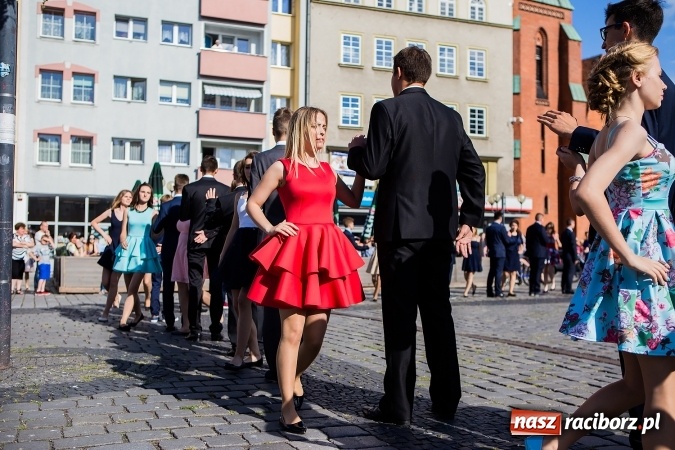Zdjęcie w galerii na portalu naszraciborz.pl: Absolwenci Gimnazjum nr 2 zatańczyli poloneza na raciborskim rynku wiadomości z regionu