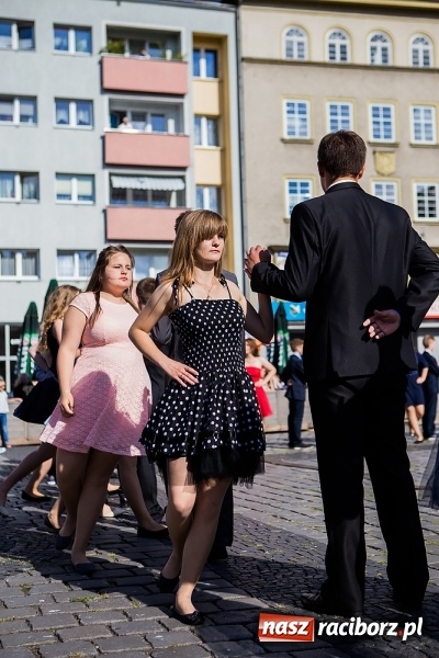 Zdjęcie w galerii na portalu naszraciborz.pl: Absolwenci Gimnazjum nr 2 zatańczyli poloneza na raciborskim rynku wiadomości z regionu