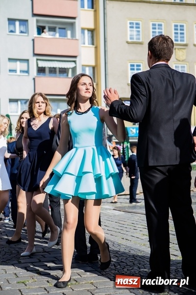 Zdjęcie w galerii na portalu naszraciborz.pl: Absolwenci Gimnazjum nr 2 zatańczyli poloneza na raciborskim rynku wiadomości z regionu