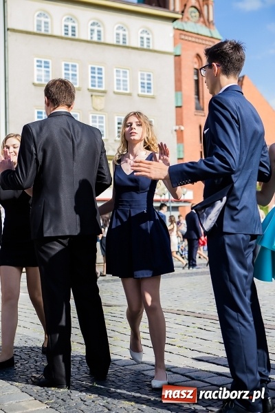 Zdjęcie w galerii na portalu naszraciborz.pl: Absolwenci Gimnazjum nr 2 zatańczyli poloneza na raciborskim rynku wiadomości z regionu