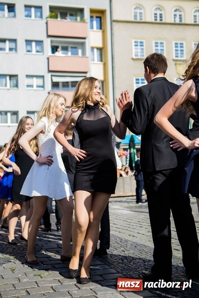 Zdjęcie w galerii na portalu naszraciborz.pl: Absolwenci Gimnazjum nr 2 zatańczyli poloneza na raciborskim rynku wiadomości z regionu