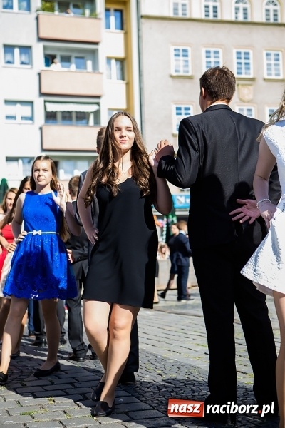 Zdjęcie w galerii na portalu naszraciborz.pl: Absolwenci Gimnazjum nr 2 zatańczyli poloneza na raciborskim rynku wiadomości z regionu