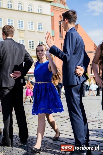 Zdjęcie w galerii na portalu naszraciborz.pl: Absolwenci Gimnazjum nr 2 zatańczyli poloneza na raciborskim rynku wiadomości z regionu