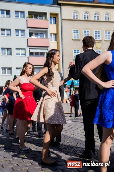 Zdjęcie w galerii na portalu naszraciborz.pl: Absolwenci Gimnazjum nr 2 zatańczyli poloneza na raciborskim rynku wiadomości z regionu