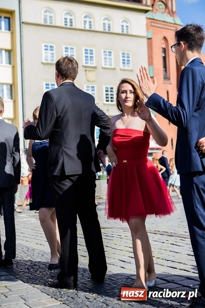 Zdjęcie w galerii na portalu naszraciborz.pl: Absolwenci Gimnazjum nr 2 zatańczyli poloneza na raciborskim rynku wiadomości z regionu