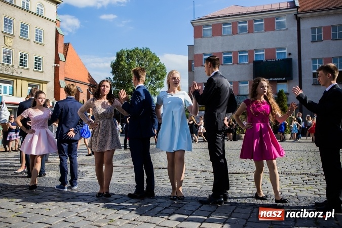 Zdjęcie w galerii na portalu naszraciborz.pl: Absolwenci Gimnazjum nr 2 zatańczyli poloneza na raciborskim rynku wiadomości z regionu