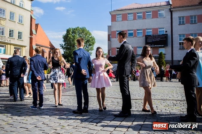 Zdjęcie w galerii na portalu naszraciborz.pl: Absolwenci Gimnazjum nr 2 zatańczyli poloneza na raciborskim rynku wiadomości z regionu