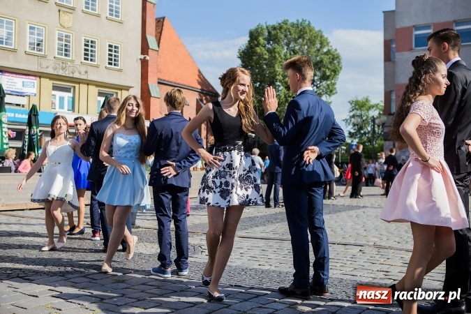 Zdjęcie w galerii na portalu naszraciborz.pl: Absolwenci Gimnazjum nr 2 zatańczyli poloneza na raciborskim rynku wiadomości z regionu