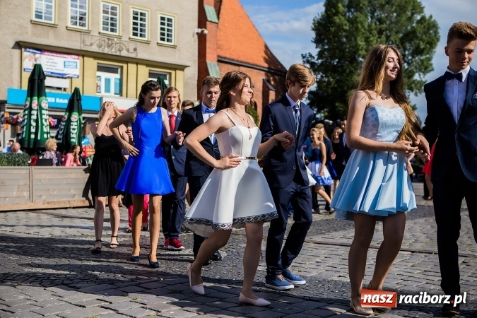 Zdjęcie w galerii na portalu naszraciborz.pl: Absolwenci Gimnazjum nr 2 zatańczyli poloneza na raciborskim rynku wiadomości z regionu