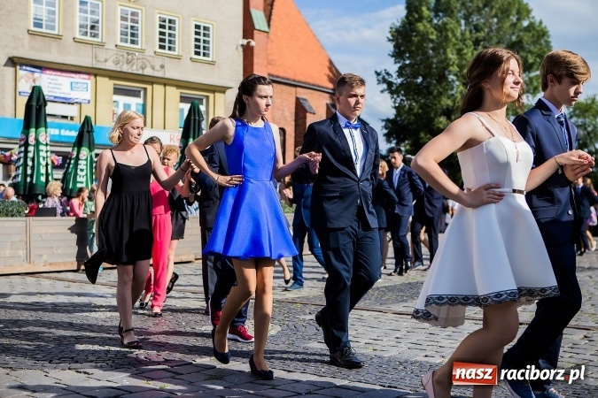 Zdjęcie w galerii na portalu naszraciborz.pl: Absolwenci Gimnazjum nr 2 zatańczyli poloneza na raciborskim rynku wiadomości z regionu
