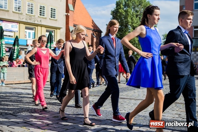 Zdjęcie w galerii na portalu naszraciborz.pl: Absolwenci Gimnazjum nr 2 zatańczyli poloneza na raciborskim rynku wiadomości z regionu