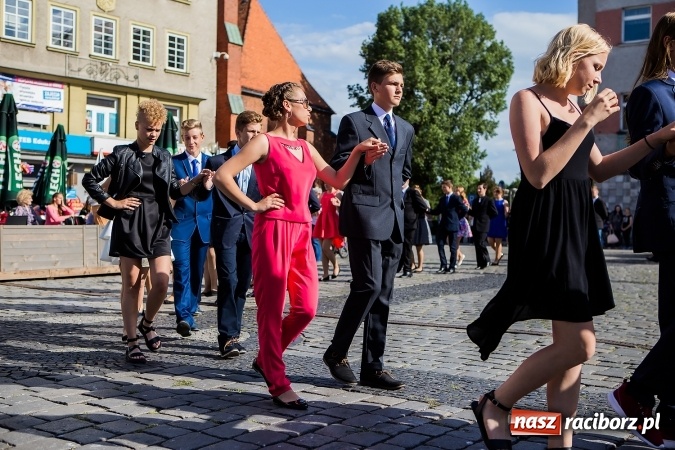 Zdjęcie w galerii na portalu naszraciborz.pl: Absolwenci Gimnazjum nr 2 zatańczyli poloneza na raciborskim rynku wiadomości z regionu