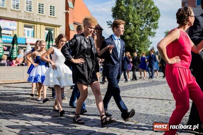 Zdjęcie w galerii na portalu naszraciborz.pl: Absolwenci Gimnazjum nr 2 zatańczyli poloneza na raciborskim rynku wiadomości z regionu