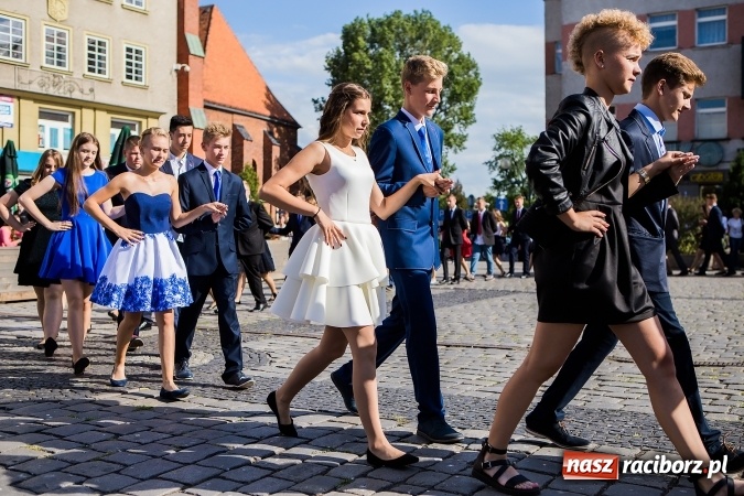 Zdjęcie w galerii na portalu naszraciborz.pl: Absolwenci Gimnazjum nr 2 zatańczyli poloneza na raciborskim rynku wiadomości z regionu