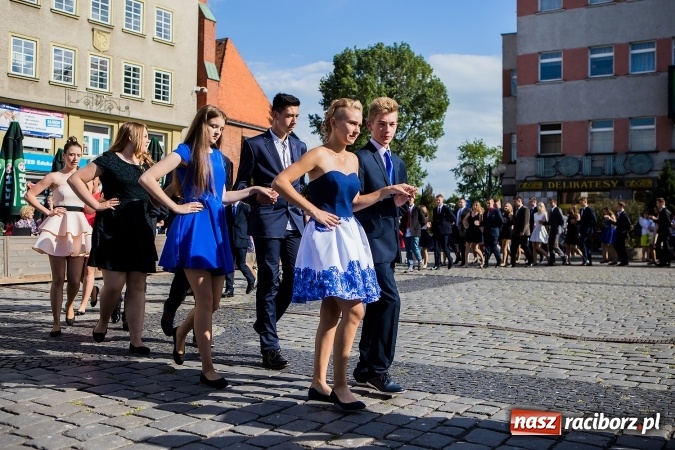Zdjęcie w galerii na portalu naszraciborz.pl: Absolwenci Gimnazjum nr 2 zatańczyli poloneza na raciborskim rynku wiadomości z regionu
