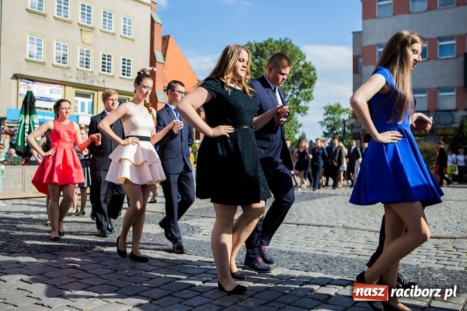 Zdjęcie w galerii na portalu naszraciborz.pl: Absolwenci Gimnazjum nr 2 zatańczyli poloneza na raciborskim rynku wiadomości z regionu