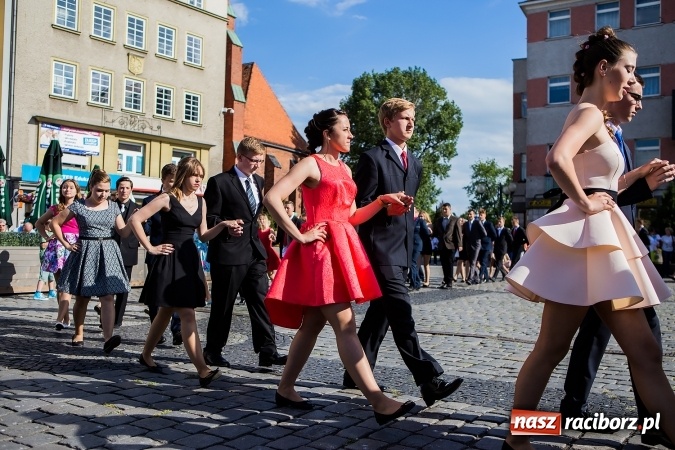 Zdjęcie w galerii na portalu naszraciborz.pl: Absolwenci Gimnazjum nr 2 zatańczyli poloneza na raciborskim rynku wiadomości z regionu