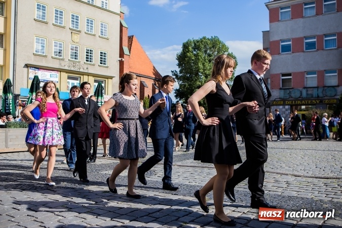 Zdjęcie w galerii na portalu naszraciborz.pl: Absolwenci Gimnazjum nr 2 zatańczyli poloneza na raciborskim rynku wiadomości z regionu