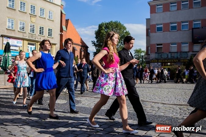 Zdjęcie w galerii na portalu naszraciborz.pl: Absolwenci Gimnazjum nr 2 zatańczyli poloneza na raciborskim rynku wiadomości z regionu