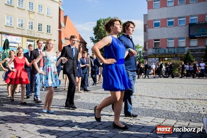 Zdjęcie w galerii na portalu naszraciborz.pl: Absolwenci Gimnazjum nr 2 zatańczyli poloneza na raciborskim rynku wiadomości z regionu
