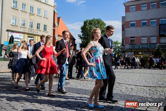 Zdjęcie w galerii na portalu naszraciborz.pl: Absolwenci Gimnazjum nr 2 zatańczyli poloneza na raciborskim rynku wiadomości z regionu
