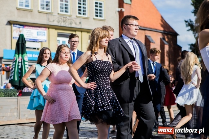 Zdjęcie w galerii na portalu naszraciborz.pl: Absolwenci Gimnazjum nr 2 zatańczyli poloneza na raciborskim rynku wiadomości z regionu
