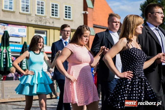 Zdjęcie w galerii na portalu naszraciborz.pl: Absolwenci Gimnazjum nr 2 zatańczyli poloneza na raciborskim rynku wiadomości z regionu
