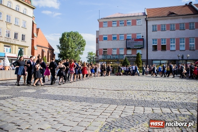 Zdjęcie w galerii na portalu naszraciborz.pl: Absolwenci Gimnazjum nr 2 zatańczyli poloneza na raciborskim rynku wiadomości z regionu