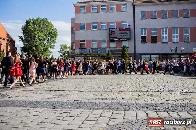 Zdjęcie w galerii na portalu naszraciborz.pl: Absolwenci Gimnazjum nr 2 zatańczyli poloneza na raciborskim rynku wiadomości z regionu
