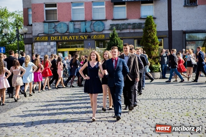 Zdjęcie w galerii na portalu naszraciborz.pl: Absolwenci Gimnazjum nr 2 zatańczyli poloneza na raciborskim rynku wiadomości z regionu