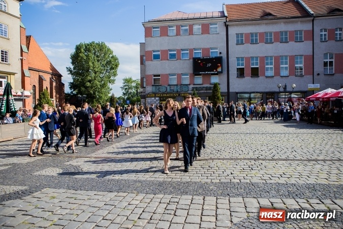 Zdjęcie w galerii na portalu naszraciborz.pl: Absolwenci Gimnazjum nr 2 zatańczyli poloneza na raciborskim rynku wiadomości z regionu