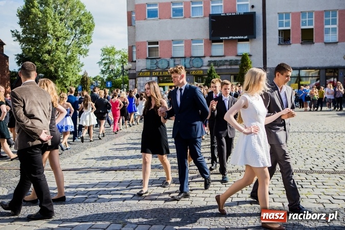 Zdjęcie w galerii na portalu naszraciborz.pl: Absolwenci Gimnazjum nr 2 zatańczyli poloneza na raciborskim rynku wiadomości z regionu
