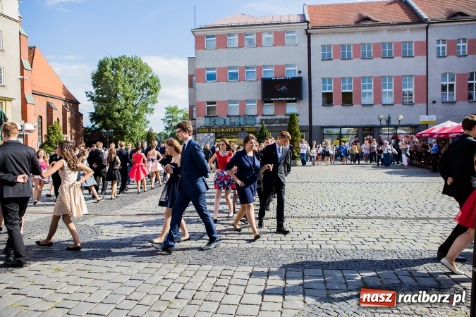 Zdjęcie w galerii na portalu naszraciborz.pl: Absolwenci Gimnazjum nr 2 zatańczyli poloneza na raciborskim rynku wiadomości z regionu