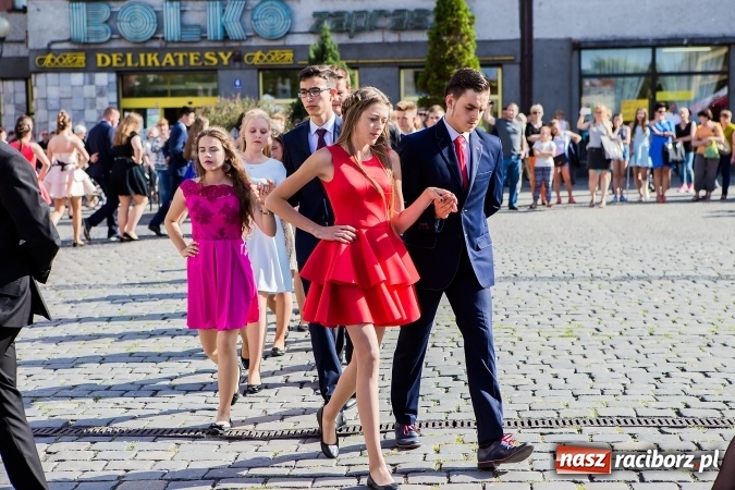 Zdjęcie w galerii na portalu naszraciborz.pl: Absolwenci Gimnazjum nr 2 zatańczyli poloneza na raciborskim rynku wiadomości z regionu