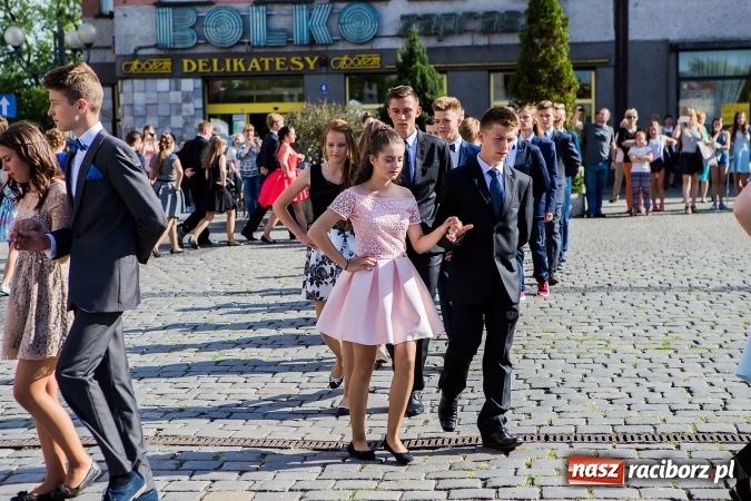 Zdjęcie w galerii na portalu naszraciborz.pl: Absolwenci Gimnazjum nr 2 zatańczyli poloneza na raciborskim rynku wiadomości z regionu