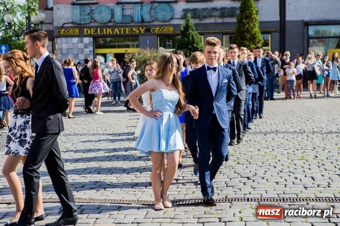 Zdjęcie w galerii na portalu naszraciborz.pl: Absolwenci Gimnazjum nr 2 zatańczyli poloneza na raciborskim rynku wiadomości z regionu