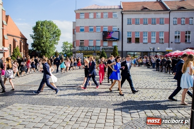 Zdjęcie w galerii na portalu naszraciborz.pl: Absolwenci Gimnazjum nr 2 zatańczyli poloneza na raciborskim rynku wiadomości z regionu