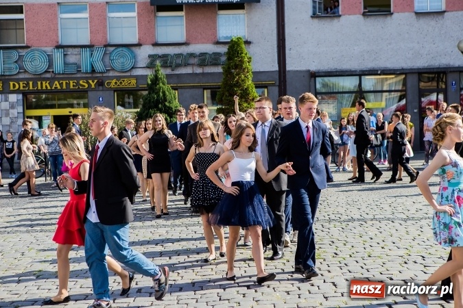 Zdjęcie w galerii na portalu naszraciborz.pl: Absolwenci Gimnazjum nr 2 zatańczyli poloneza na raciborskim rynku wiadomości z regionu