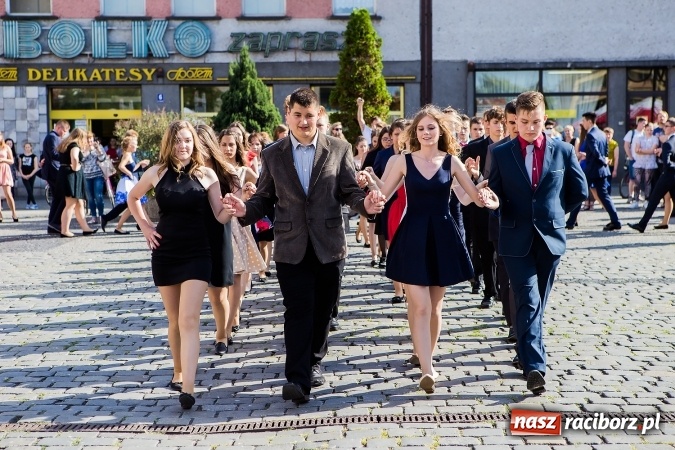Zdjęcie w galerii na portalu naszraciborz.pl: Absolwenci Gimnazjum nr 2 zatańczyli poloneza na raciborskim rynku wiadomości z regionu