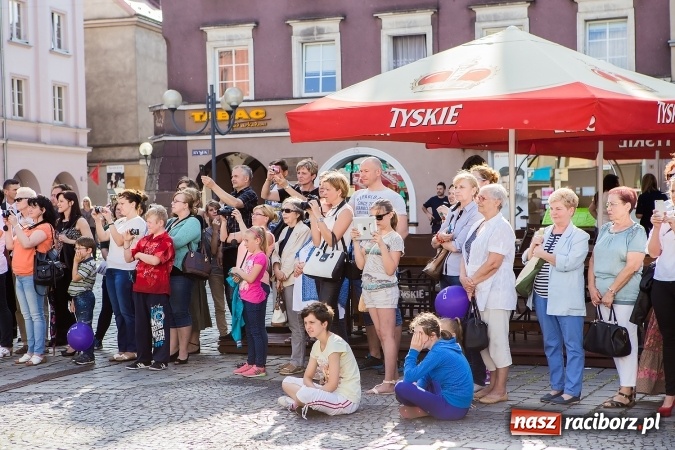 Zdjęcie w galerii na portalu naszraciborz.pl: Absolwenci Gimnazjum nr 2 zatańczyli poloneza na raciborskim rynku wiadomości z regionu