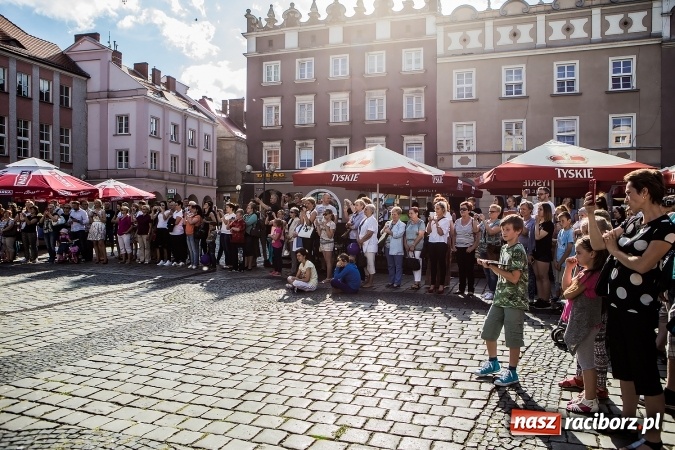 Zdjęcie w galerii na portalu naszraciborz.pl: Absolwenci Gimnazjum nr 2 zatańczyli poloneza na raciborskim rynku wiadomości z regionu