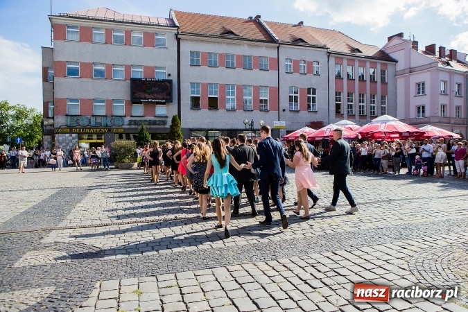 Zdjęcie w galerii na portalu naszraciborz.pl: Absolwenci Gimnazjum nr 2 zatańczyli poloneza na raciborskim rynku wiadomości z regionu