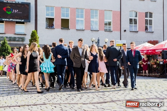 Zdjęcie w galerii na portalu naszraciborz.pl: Absolwenci Gimnazjum nr 2 zatańczyli poloneza na raciborskim rynku wiadomości z regionu